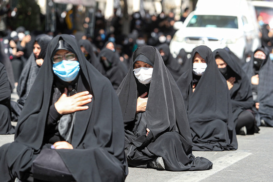 عزاداری روز عاشورا در خیابان های اطراف حرم رضوی