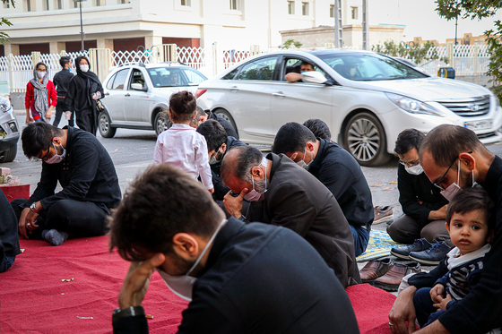  برپایی مجالس روضه مقابل منازل خانواده شهدا