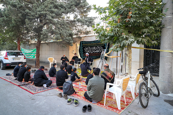  برپایی مجالس روضه مقابل منازل خانواده شهدا