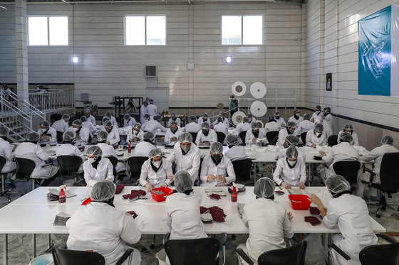 بازدید نایب رییس مجلس شورای اسلامی از کارگاه تولید ماسک در مشهد‎
