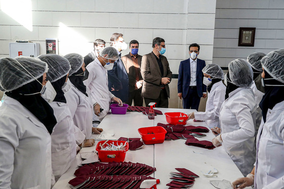 بازدید نایب رییس مجلس شورای اسلامی از کارگاه تولید ماسک در مشهد‎