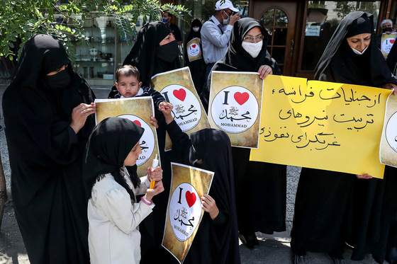 تجمع اعتراض آمیز دانشجویان انقلابی به اهانت نشریه «شارلی ابدو»
