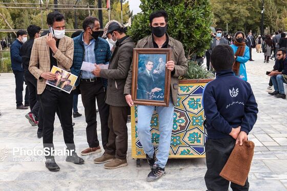 سیل جمعیت دوست‌داران استاد شجریان در آرامگاه فردوسی