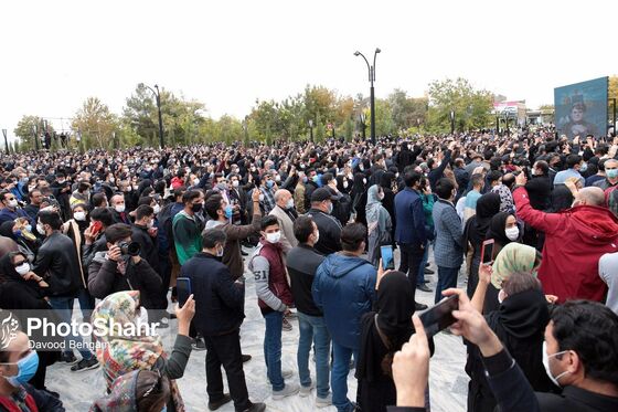 سیل جمعیت دوست‌داران استاد شجریان در آرامگاه فردوسی