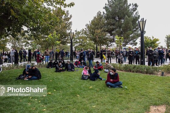سیل جمعیت دوست‌داران استاد شجریان در آرامگاه فردوسی