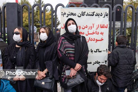 سیل جمعیت دوست‌داران استاد شجریان در آرامگاه فردوسی