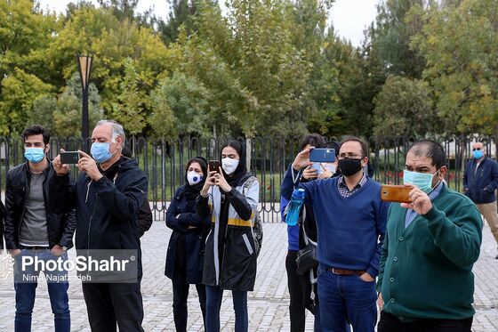 سیل جمعیت دوست‌داران استاد شجریان در آرامگاه فردوسی