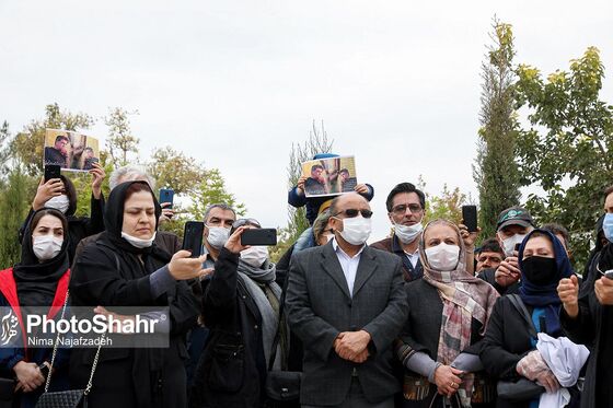 سیل جمعیت دوست‌داران استاد شجریان در آرامگاه فردوسی