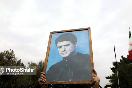 سیل جمعیت دوست‌داران استاد شجریان در آرامگاه فردوسی
