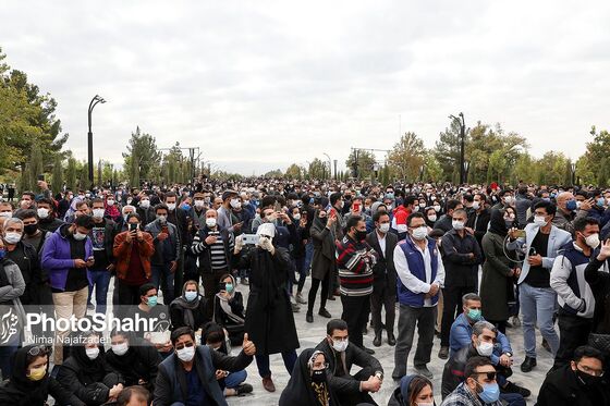 سیل جمعیت دوست‌داران استاد شجریان در آرامگاه فردوسی