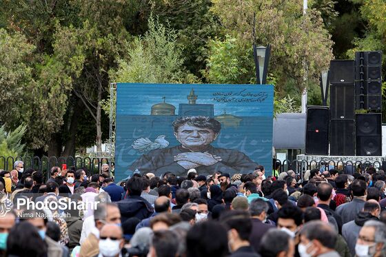 سیل جمعیت دوست‌داران استاد شجریان در آرامگاه فردوسی