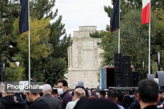 سیل جمعیت دوست‌داران استاد شجریان در آرامگاه فردوسی