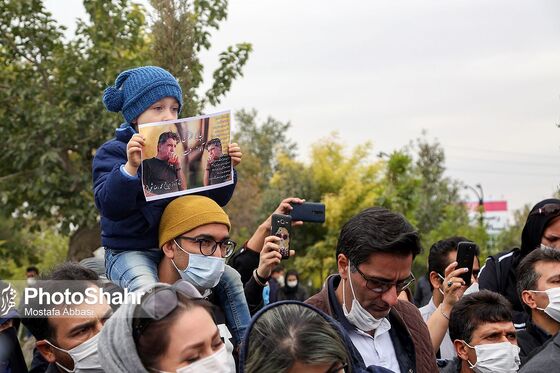 سیل جمعیت دوست‌داران استاد شجریان در آرامگاه فردوسی