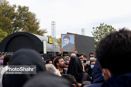 سیل جمعیت دوست‌داران استاد شجریان در آرامگاه فردوسی