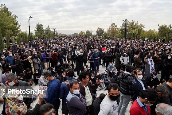 سیل جمعیت دوست‌داران استاد شجریان در آرامگاه فردوسی