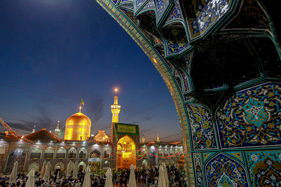 حرم مطهر رضوی در روز ولادت پیامبر رحمت (ص)