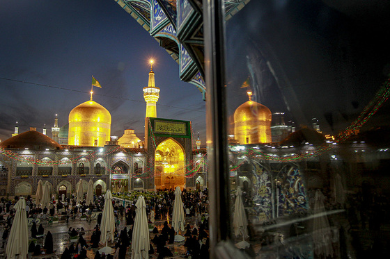 حرم مطهر رضوی در روز ولادت پیامبر رحمت (ص)
