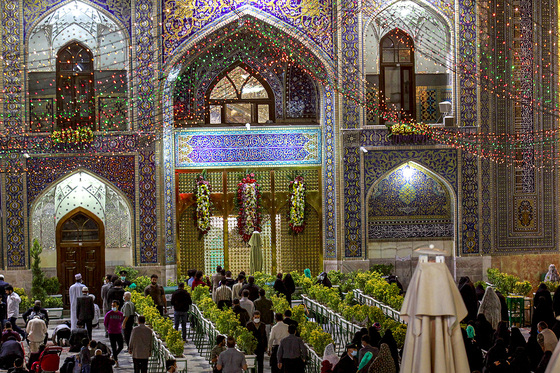 حرم مطهر رضوی در روز ولادت پیامبر رحمت (ص)