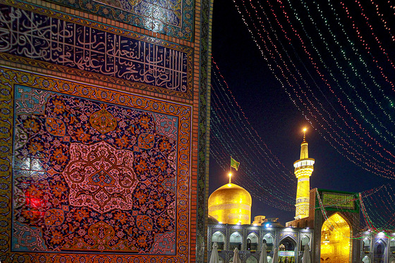 حرم مطهر رضوی در روز ولادت پیامبر رحمت (ص)