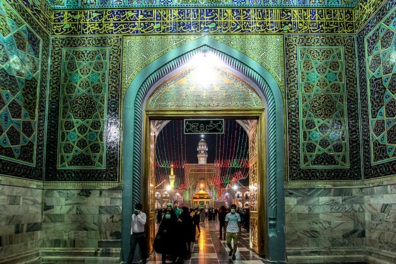حرم مطهر رضوی در روز ولادت پیامبر رحمت (ص)