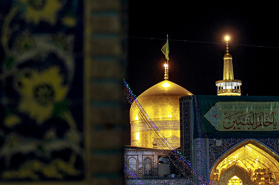 حرم مطهر رضوی در روز ولادت پیامبر رحمت (ص)