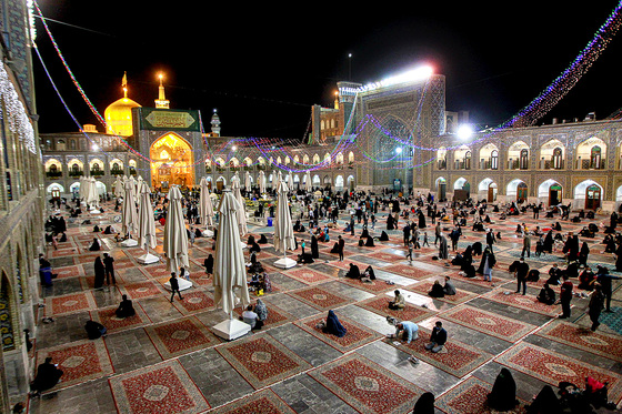 حرم مطهر رضوی در روز ولادت پیامبر رحمت (ص)
