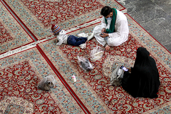 حرم مطهر رضوی در روز ولادت پیامبر رحمت (ص)