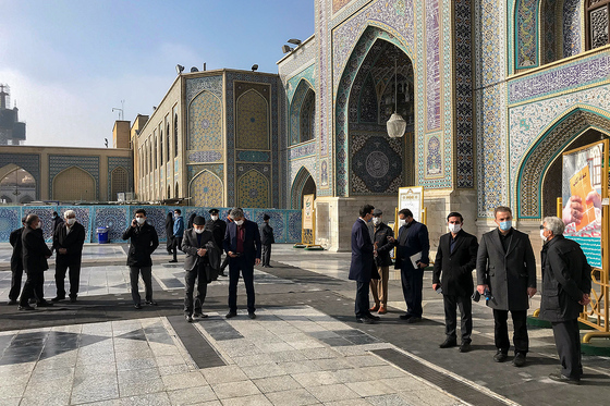 تشییع پیکر محمد خادم در حرم رضوی