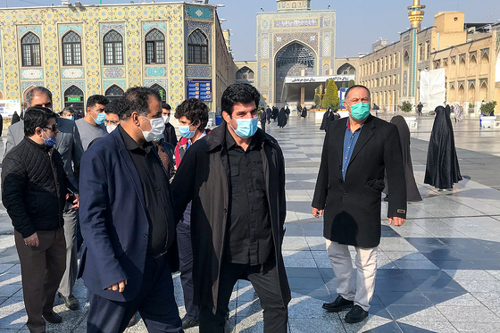 تشییع پیکر محمد خادم در حرم رضوی