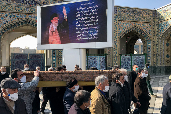 تشییع پیکر محمد خادم در حرم رضوی