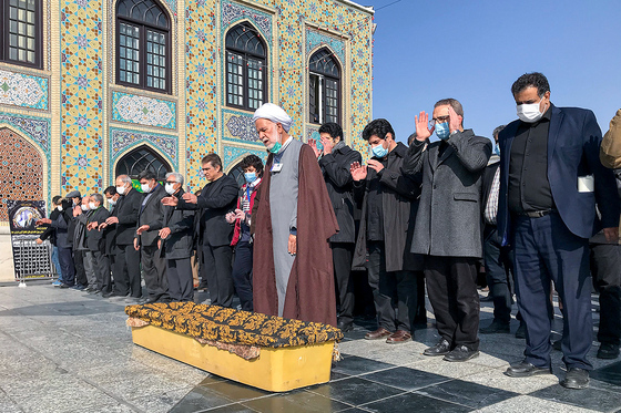 تشییع پیکر محمد خادم در حرم رضوی