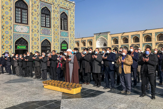 تشییع پیکر محمد خادم در حرم رضوی