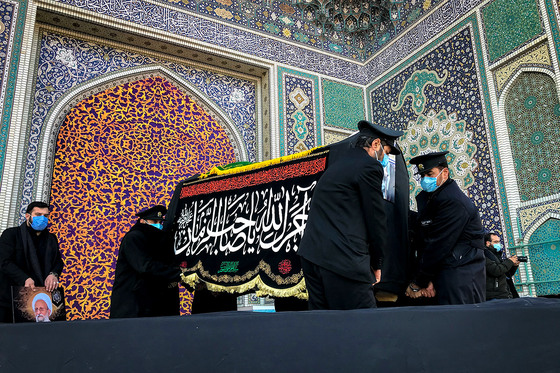 وداع با پیکر مرحوم آیت الله محمد تقی مصباح یزدی در حرم رضوی
