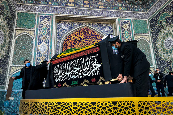 وداع با پیکر مرحوم آیت الله محمد تقی مصباح یزدی در حرم رضوی