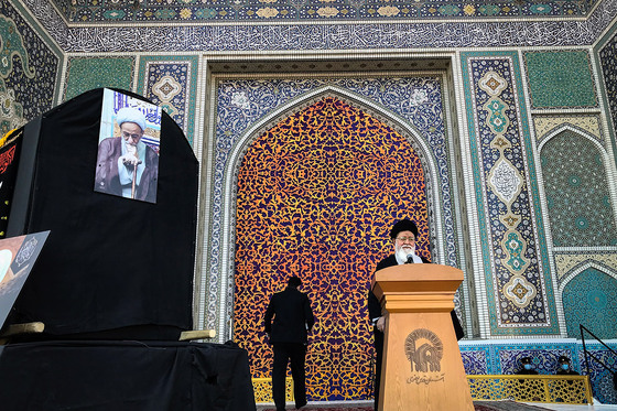 وداع با پیکر مرحوم آیت الله محمد تقی مصباح یزدی در حرم رضوی