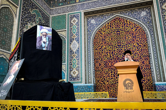 وداع با پیکر مرحوم آیت الله محمد تقی مصباح یزدی در حرم رضوی