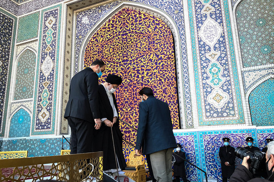 وداع با پیکر مرحوم آیت الله محمد تقی مصباح یزدی در حرم رضوی