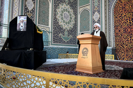 وداع با پیکر مرحوم آیت الله محمد تقی مصباح یزدی در حرم رضوی