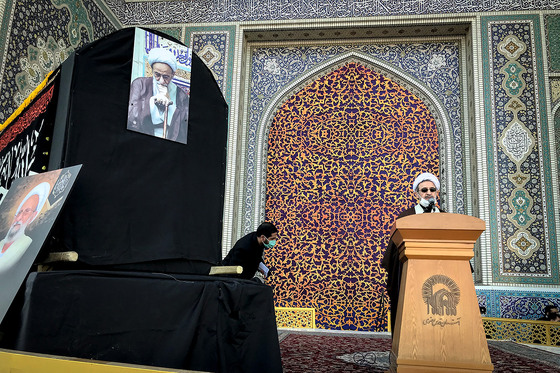 وداع با پیکر مرحوم آیت الله محمد تقی مصباح یزدی در حرم رضوی