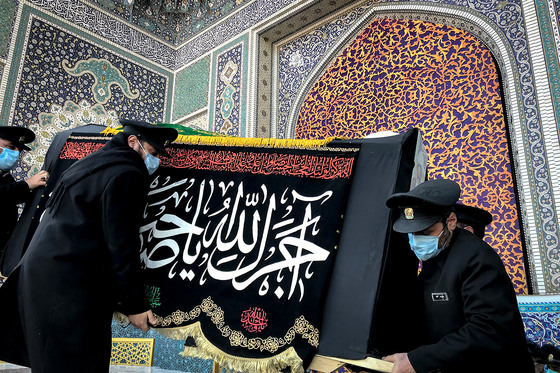وداع با پیکر مرحوم آیت الله محمد تقی مصباح یزدی در حرم رضوی