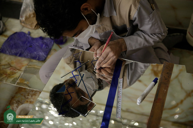 مرمت گنجینه‌های معماری و هنری بارگاه امام رضا(ع) در روز‌های کرونایی+عکس