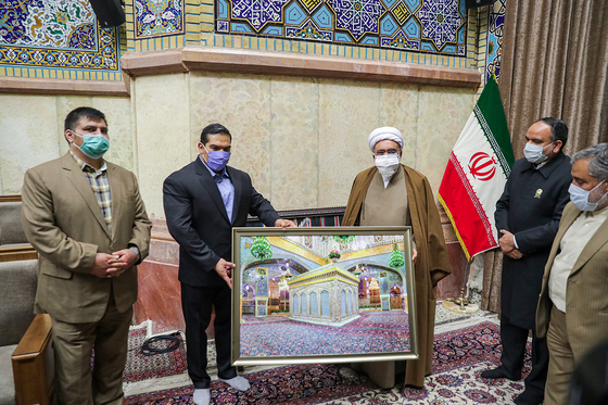 اهدای مدال‌های حسین رضازاده به موزه آستان قدس رضوی