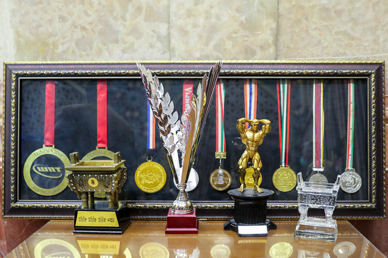 اهدای مدال‌های حسین رضازاده به موزه آستان قدس رضوی
