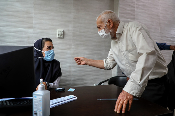 واکسیناسیون سالمندان بالای ۸۰ سال در مشهد 