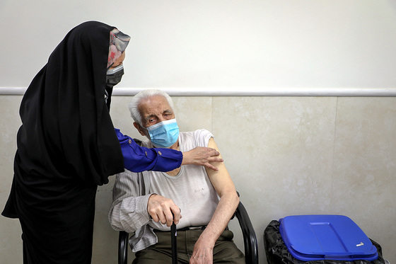 واکسیناسیون سالمندان بالای ۸۰ سال در مشهد 