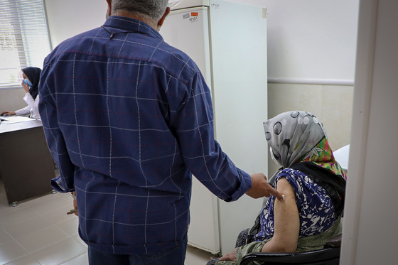واکسیناسیون سالمندان بالای ۸۰ سال در مشهد 
