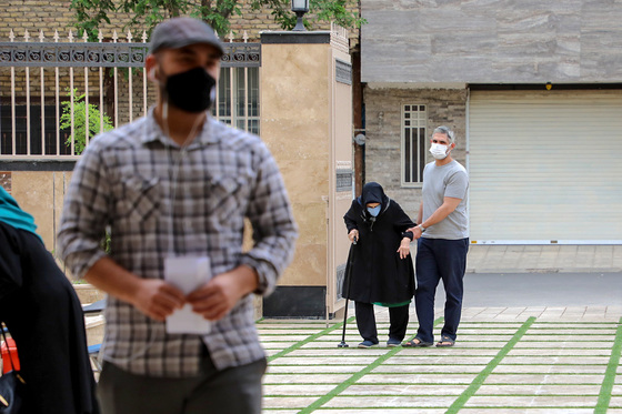 واکسیناسیون سالمندان بالای ۸۰ سال در مشهد 