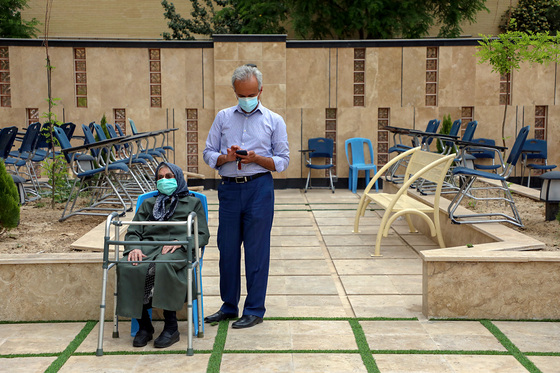 واکسیناسیون سالمندان بالای ۸۰ سال در مشهد 