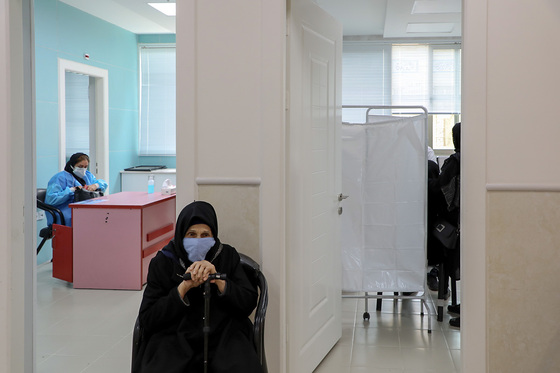واکسیناسیون سالمندان بالای ۸۰ سال در مشهد 