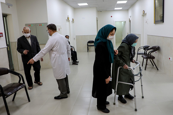 واکسیناسیون سالمندان بالای ۸۰ سال در مشهد 